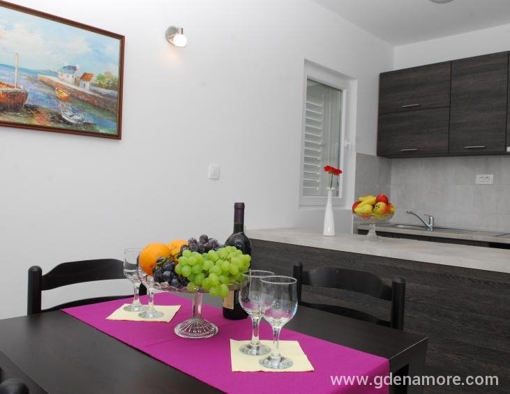 Trosobni apartman (kuhinja)